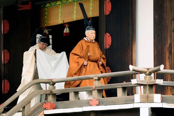 Nhật hoàng Akihito (phải) tại ngôi đền Hoàng gia Kashikodokoro sáng 30/4. Ảnh: AFP