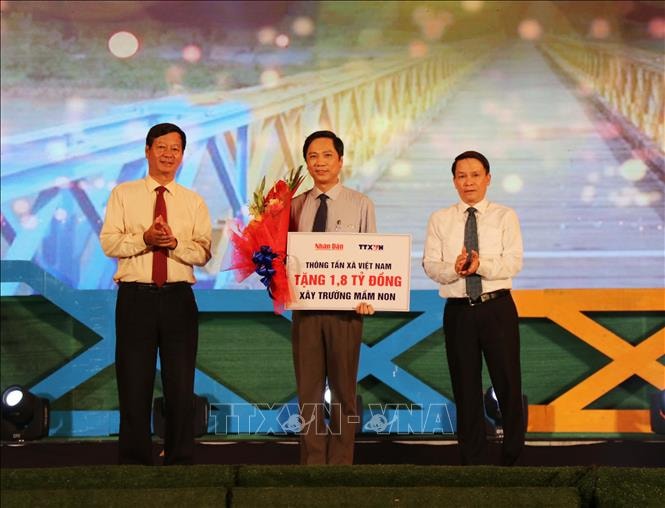 Đồng chí Nguyễn Đức Lợi - Ủy viên Trung ương Đảng, Tổng Giám đốc Thông tấn xã Việt Nam trao tặng 1,8 tỷ đồng xây dựng 3 phòng học cho Trường Mầm non xã Triệu Tài, huyện Triệu Phong, tỉnh Quảng Trị. Ảnh: Nguyên Lý/TTXVN