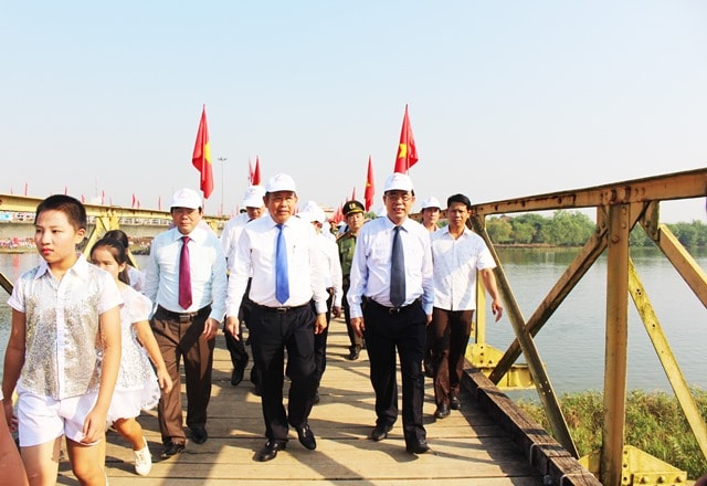 Các đại biểu đi bộ qua cầu Hiền Lương từ bờ Bắc sang bờ Nam. Ảnh: Báo nhandan