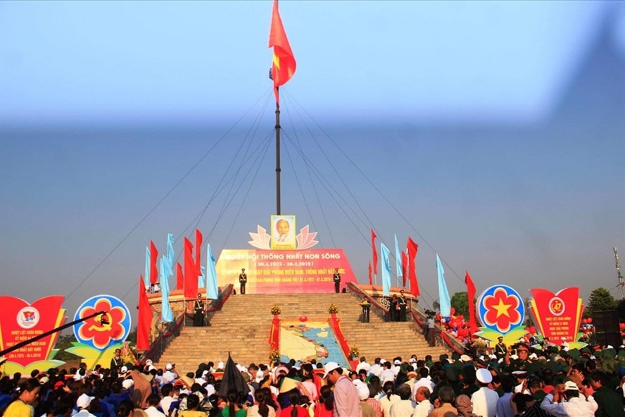 Lá cờ đỏ sao vàng được kéo lên trên đỉnh Kỳ đài Hiền Lương tại Lễ Thượng cờ, ngày 30/4. Ảnh: Báo laodong
