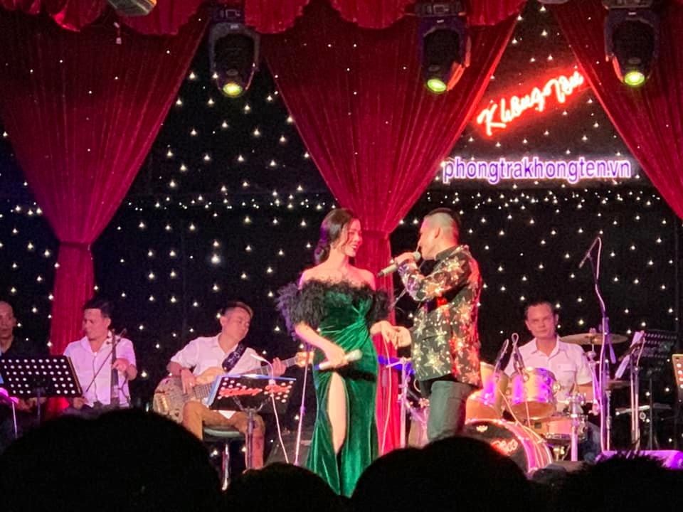 Một số khán giả đến thưởng thức dòng nhạc Bolero không khỏi bức xúc khi chủ quán đưa ra phí phụ thu khác so với thỏa thuận ban đầu.