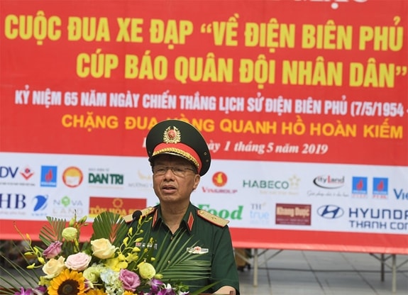 Thiếu tướng Phạm Văn Huấn - Tổng Biên tập Báo QĐND, Chủ tịch Liên đoàn Xe đạp - Mô tô thể thao Việt Nam, Trưởng BTC Cuộc đua, phát biểu khai mạc cuộc đua. Ảnh: Báo qdnd