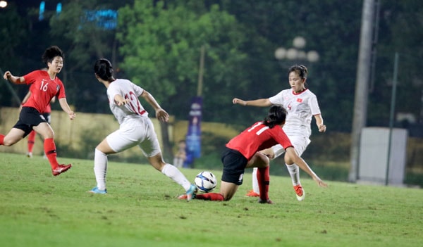 Các cầu thủ U19 nữ Việt Nam (áo trắng) thi đấu quyết tâm và đầy quả cảm trước U19 nữ Hàn Quốc. Ảnh: VFF