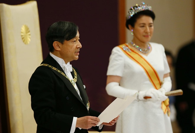 Tân Nhật hoàng Naruhito phát biểu lần đầu sau khi đăng cơ, đứng cạnh là tân hoàng hậu Masako. Ảnh: Reuters.
