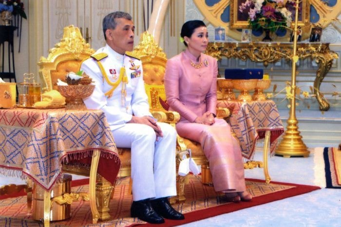 Vua Maha Vajiralongkorn và tân hoàng hậu. Ảnh: ABC.