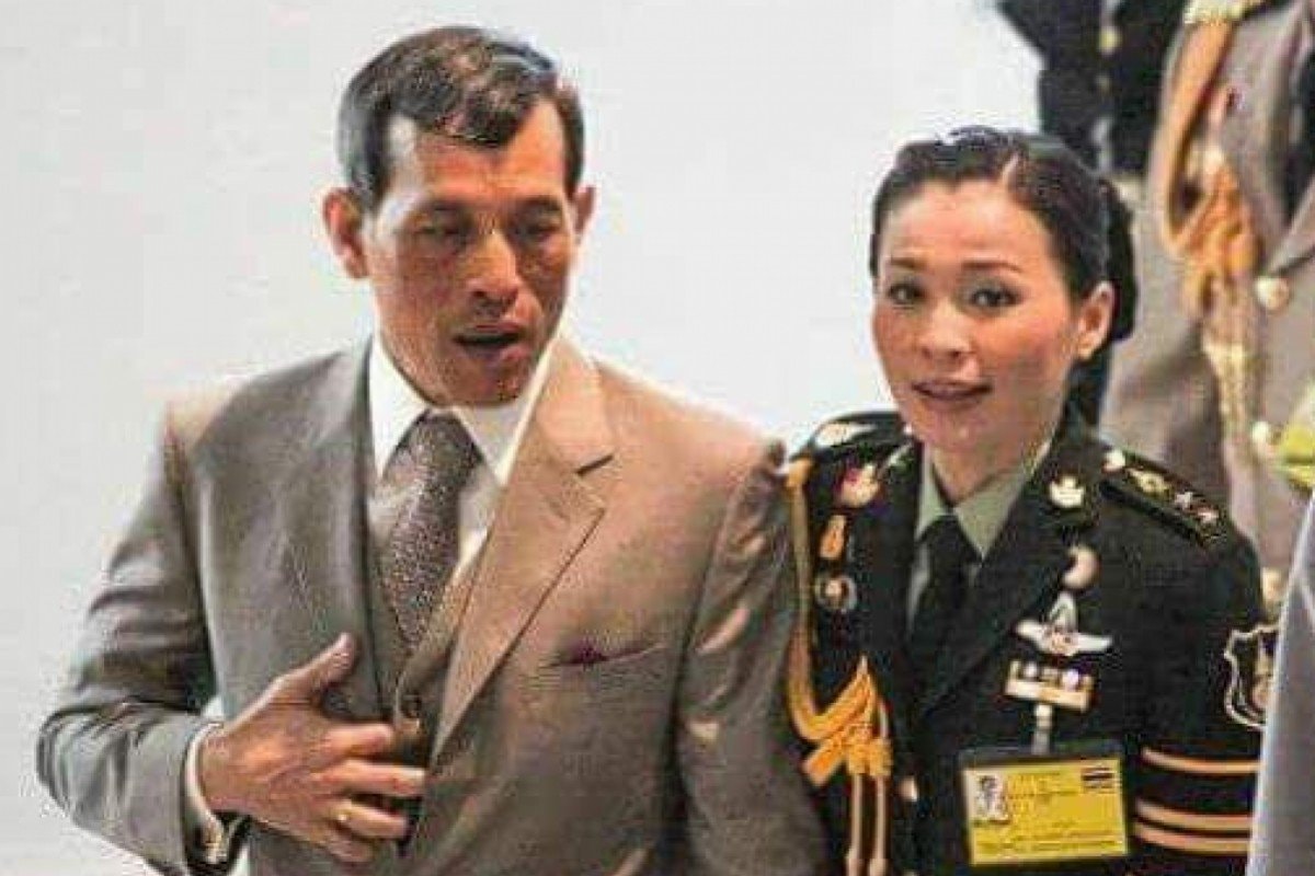 Trước khi được sắc phong Hoàng hậu, nữ tướng Suthida luôn xuất hiện bên cạnh Vua Vajirusongkorn tại các sự kiện quan trọng. Ảnh: Facebook.
