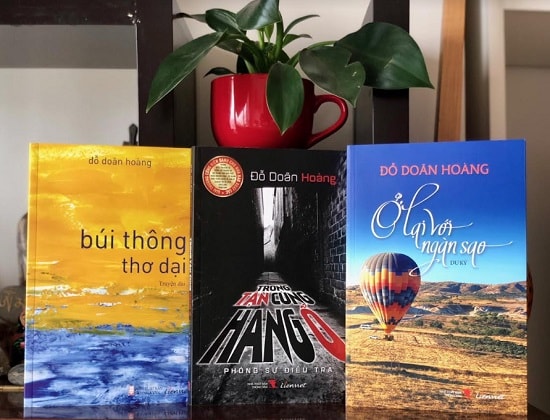 3 cuốn sách: “Trong tận cùng hang ổ”, “Búi Thông thơ dại”, “Ở lại với ngàn sao” của nhà báo Đỗ Doãn Hoàng. Ảnh: PV