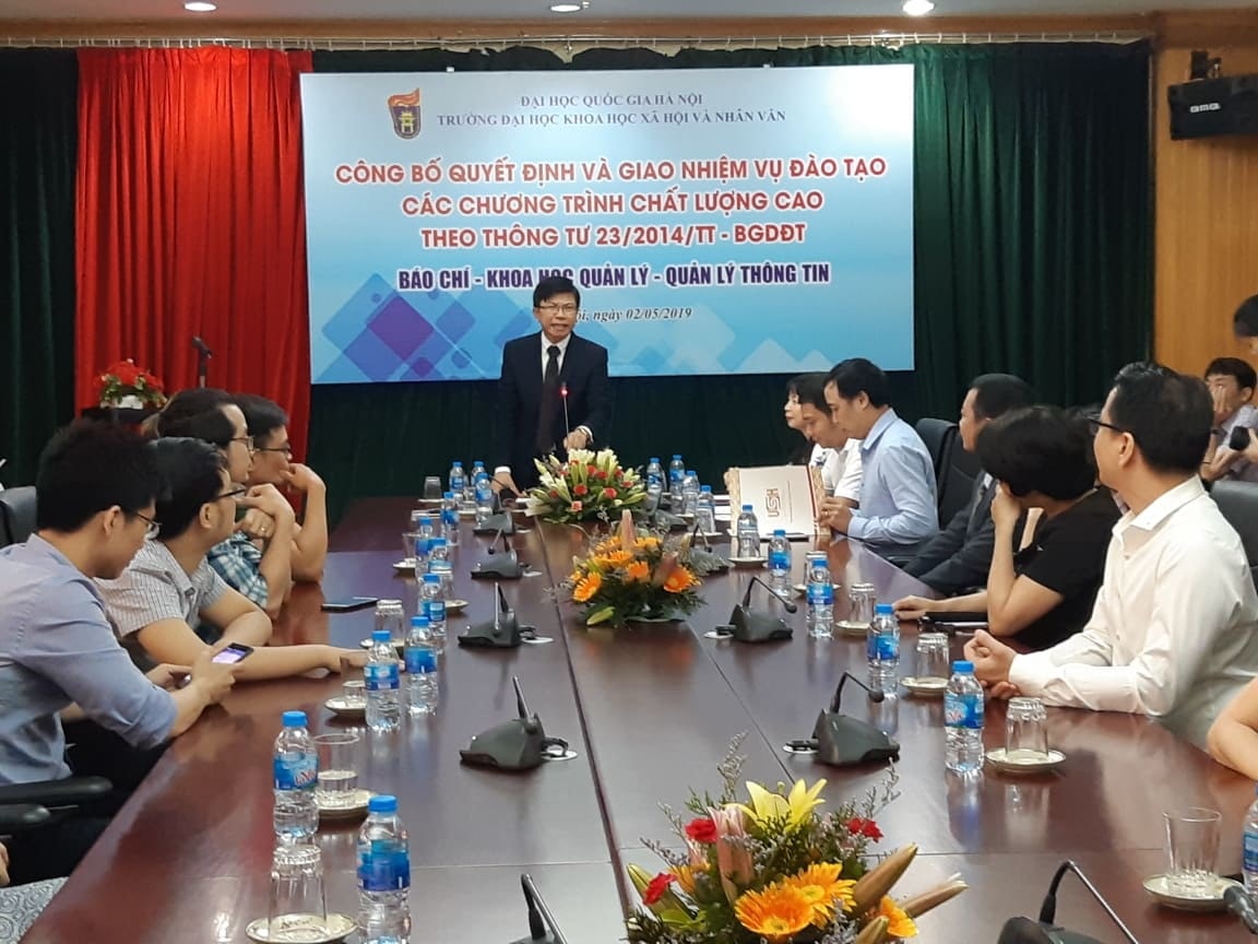 PGS.TS Hoàng Anh Tuấn - Phó Hiệu trưởng Trường đại học Khoa học Xã hội và Nhân văn giao nhiệm vụ cho các đơn vị có chương trình cử nhân chất lượng cao. Ảnh: N.T
