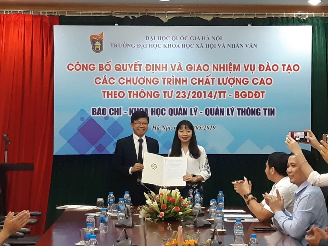 PGS.TS Hoàng Anh Tuấn - Phó Hiệu trưởng Trường đại học Khoa học Xã hội và Nhân văn trao quyết định đào tạo chất lượng cao ngành báo chí cho PGS,TS Đặng Thị Thu Hương - Viện trưởng Viện Đào tạo báo chí và truyền thông.