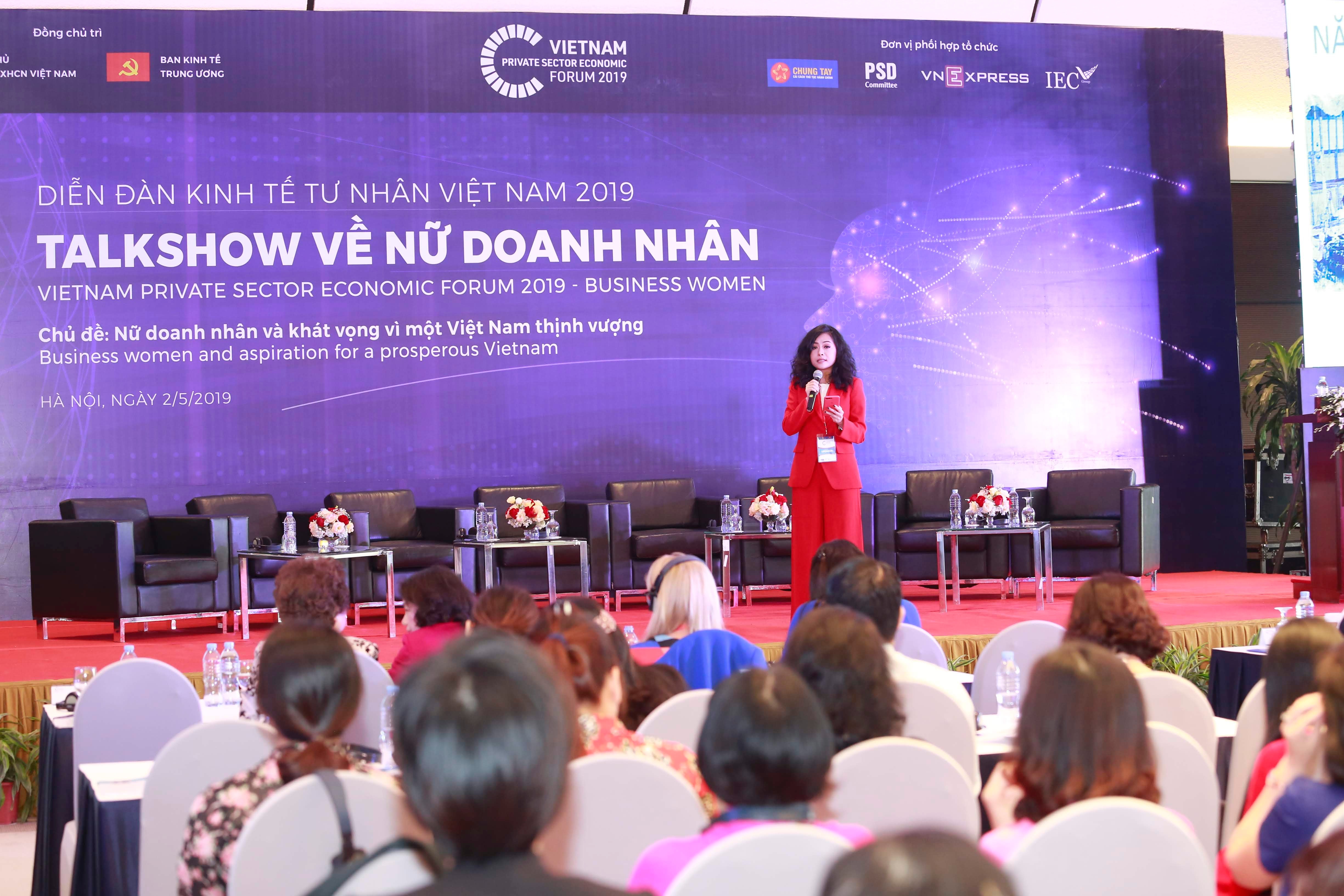 Bà Trần Uyên Phương, Phó Tổng giám đốc Tập đoàn Tân Hiệp Phát chia sẻ tại buổi tọa đàm. Ảnh: Cẩm Hương