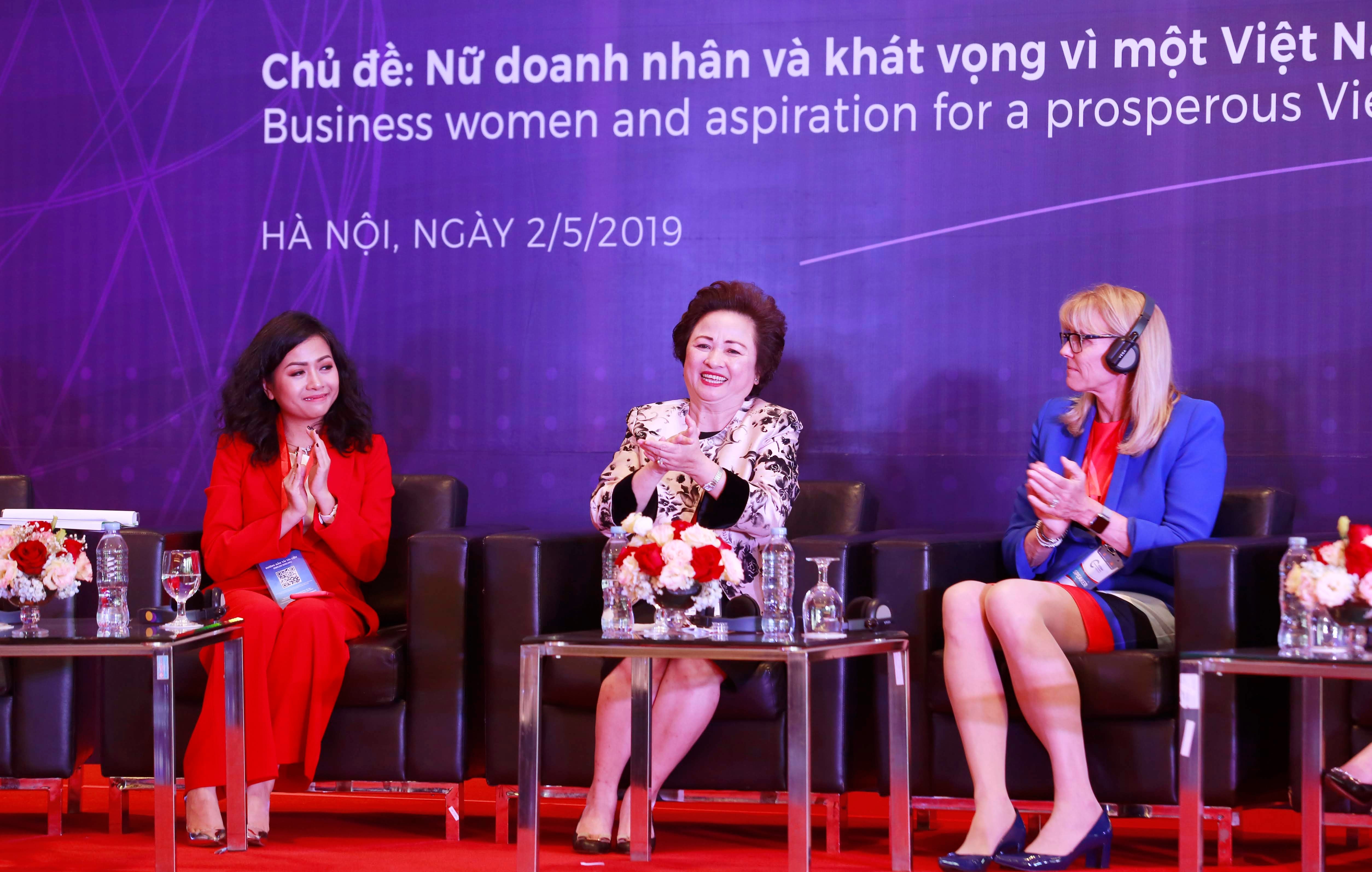 Các nữ doanh nhân chia sẻ những kinh nghiệm trong quản trị doanh nghiệp. Ảnh: Cẩm Hương
