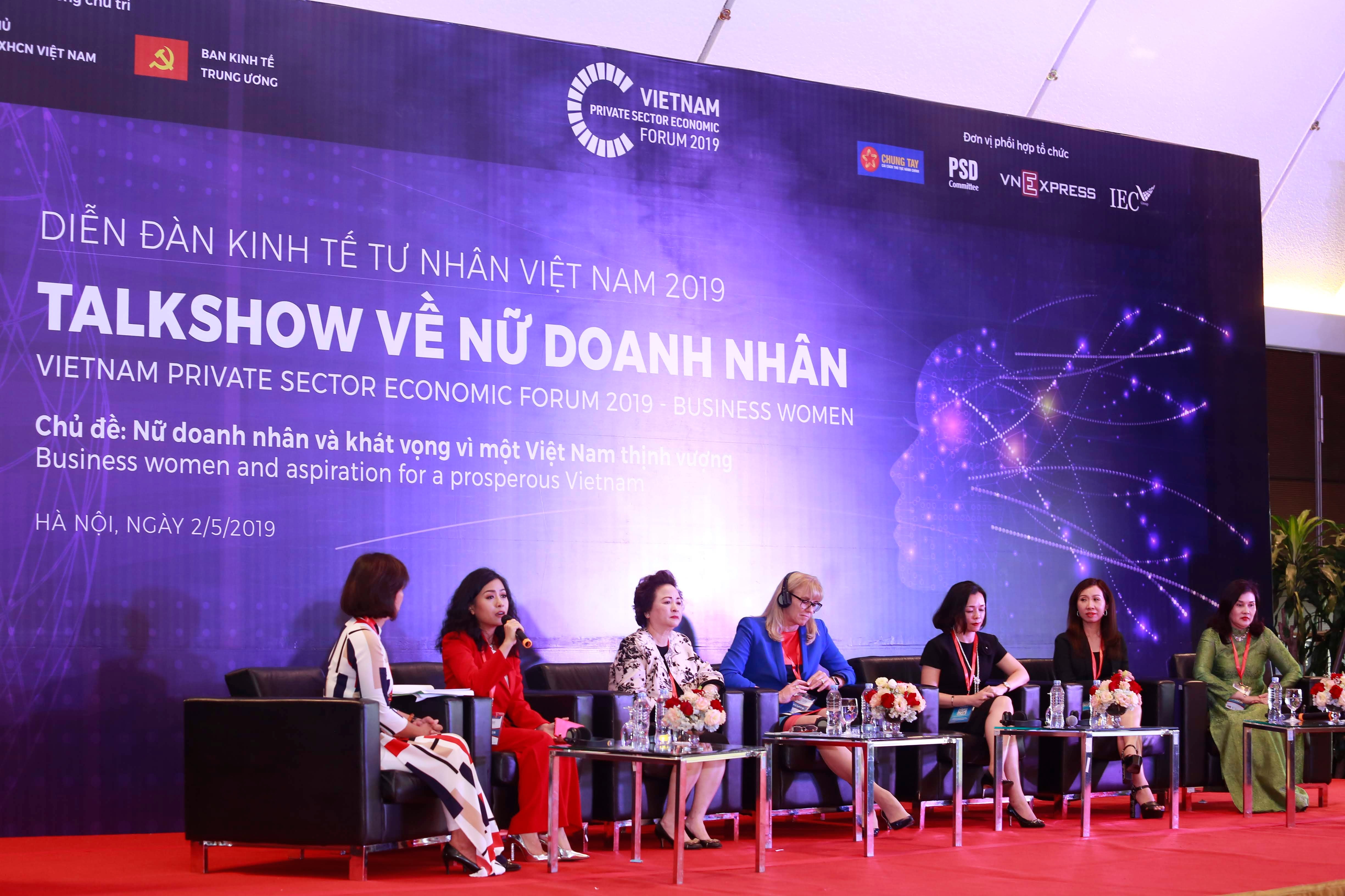 Phiên tọa đàm về nữ doanh nhân, với chủ đề