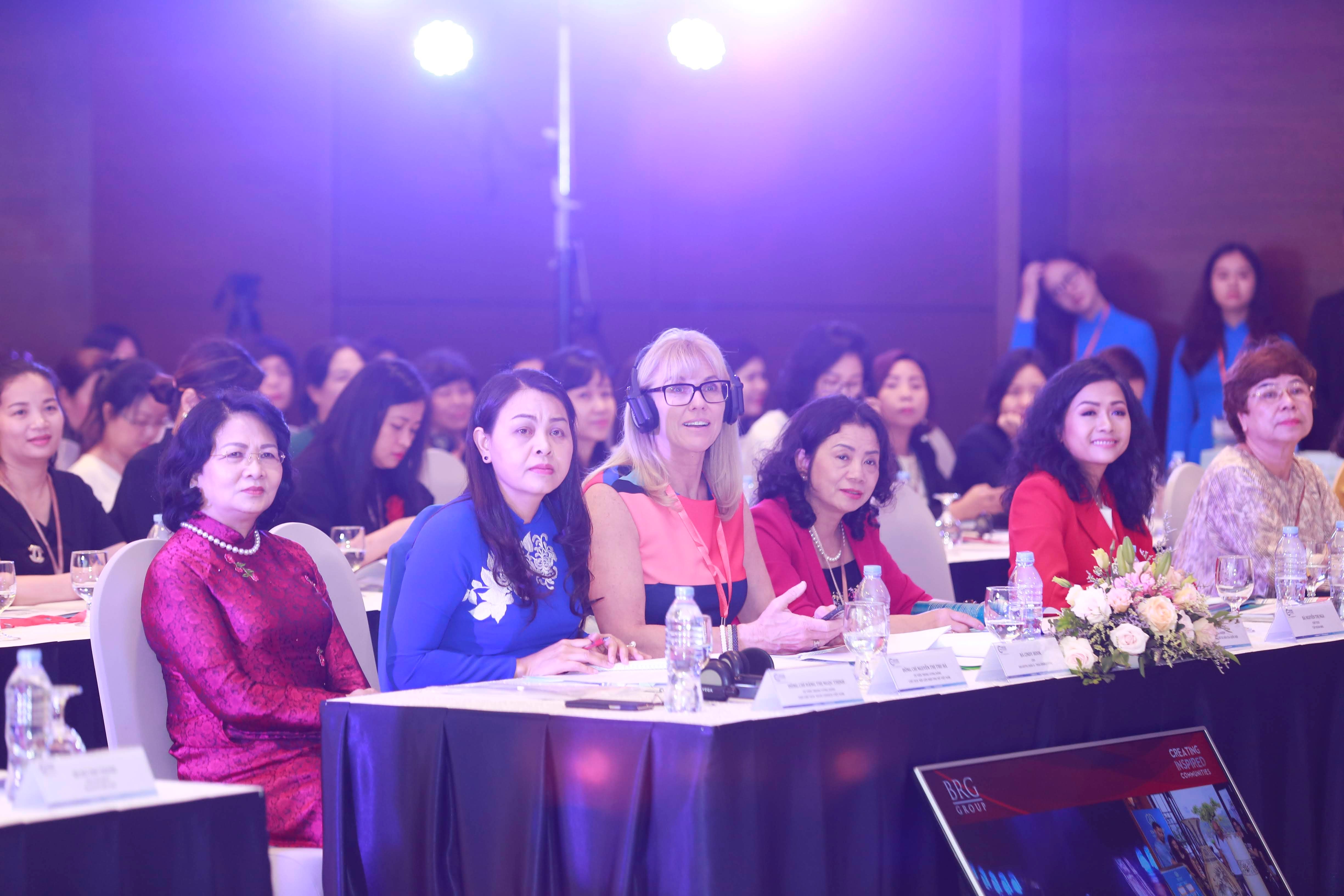 Phó Chủ tịch nước và các đại biểu tham dự buổi tọa đàm. Ảnh: Cẩm Hương