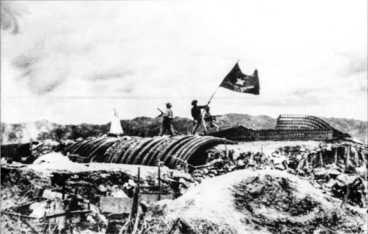 17h30 ngày 7/5/1954, Lá cờ “Quyết chiến - Quyết thắng” tung bay trên nóc hầm tướng De Castries. Ảnh: T.L