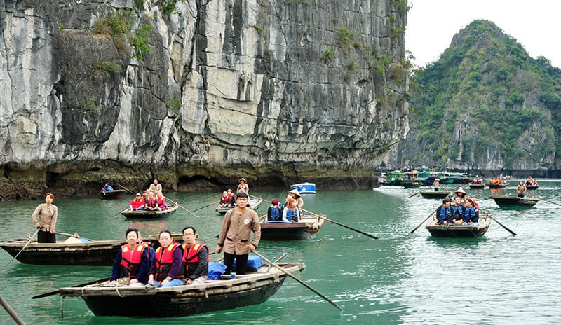 Du khách đến tham quan Vịnh Hạ Long. Ảnh: Báo Quảng Ninh.