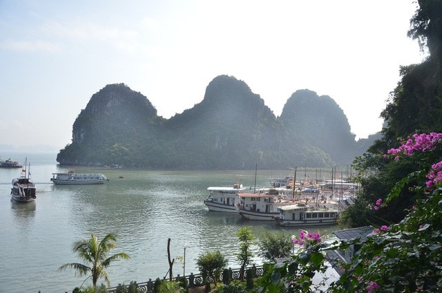 Khách du lịch Quảng Ninh đi du thuyền thăm quan Vịnh Hạ Long. Ảnh: Vi Phong.