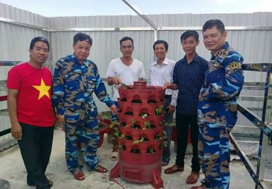 Ông Nguyễn Văn Cường (áo đỏ), trưởng đoàn Công tác Trường Sa năm 2018, thực hiện dự án Thử nghiệm hệ sinh thái hữu cơ tại Quần đảo Trường Sa.