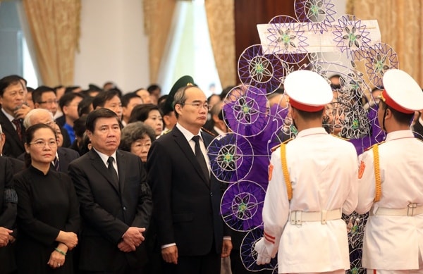 Đoàn lãnh đạo Thành ủy, HĐND, UBND, Ủy ban MTTQ Việt Nam TP Hồ Chí Minh tại Lễ viếng viếng nguyên Chủ tịch nước, Đại tướng Lê Đức Anh tại Hội trường Thống nhất, TP Hồ Chí Minh. Ảnh: VNE