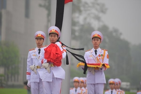 Nghi lễ treo cờ rủ trên Quảng trường Ba Đình sáng 3/5. Ảnh: VNE