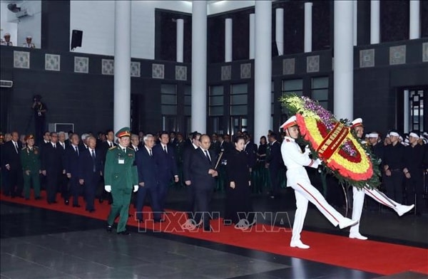 Đoàn đại biểu Ban Chấp hành Trung ương Đảng, do đồng chí Nguyễn Xuân Phúc, Ủy viên Bộ Chính trị, Thủ tướng Chính phủ dẫn đầu, viếng đồng chí Lê Đức Anh. Ảnh: TTXVN