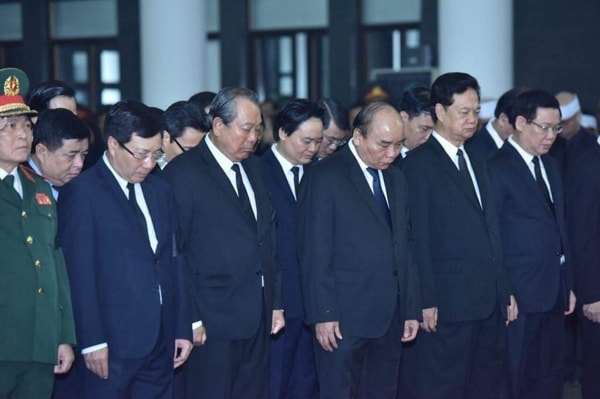 Đoàn Chính phủ do đồng chí Nguyễn Xuân Phúc, Ủy viên Bộ Chính trị, Thủ tướng Chính phủ làm Trưởng đoàn vào viếng và chia buồn cùng gia quyến Đồng chí Lê Đức Anh. Ảnh: VGP