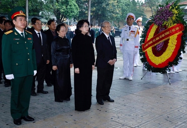 Đoàn Chủ tịch nước do đồng chí Đặng Thị Ngọc Thịnh, Ủy viên Trung ương Đảng, Phó Chủ tịch nước làm Trưởng đoàn vào viếng Đồng chí Lê Đức Anh. Ảnh: VGP