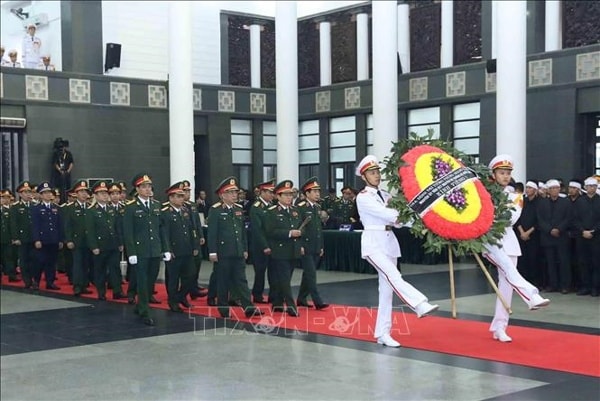 Đoàn Quân ủy Trung ương, Bộ Quốc phòng, do Đại tướng Ngô Xuân Lịch, Ủy viên Bộ Chính trị, Phó Bí thư Quân ủy Trung ương, Bộ trưởng Bộ Quốc phòng dẫn đầu, viếng đồng chí Lê Đức Anh: Ảnh: TTXVN