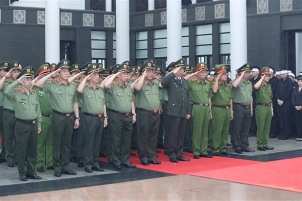 Đoàn đại biểu Đảng ủy Công an Trung ương, Bộ Công an do Đại tướng Tô Lâm, Ủy viên Bộ Chính trị, Bí thư Đảng ủy Công an Trung ương, Bộ trưởng Bộ Công an viếng đồng chí Lê Đức Anh. Ảnh: TTXVN