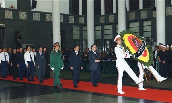 Đoàn đại biểu Thành ủy, HĐND, UBND và Ủy ban MTTQ Việt Nam Thành phố Hà Nội do Bí thư Thành ủy Hà Nội Hoàng Trung Hải làm trưởng đoàn vào viếng nguyên Chủ tịch nước, Đại tướng Lê Đức Anh. Ảnh: TTXVN