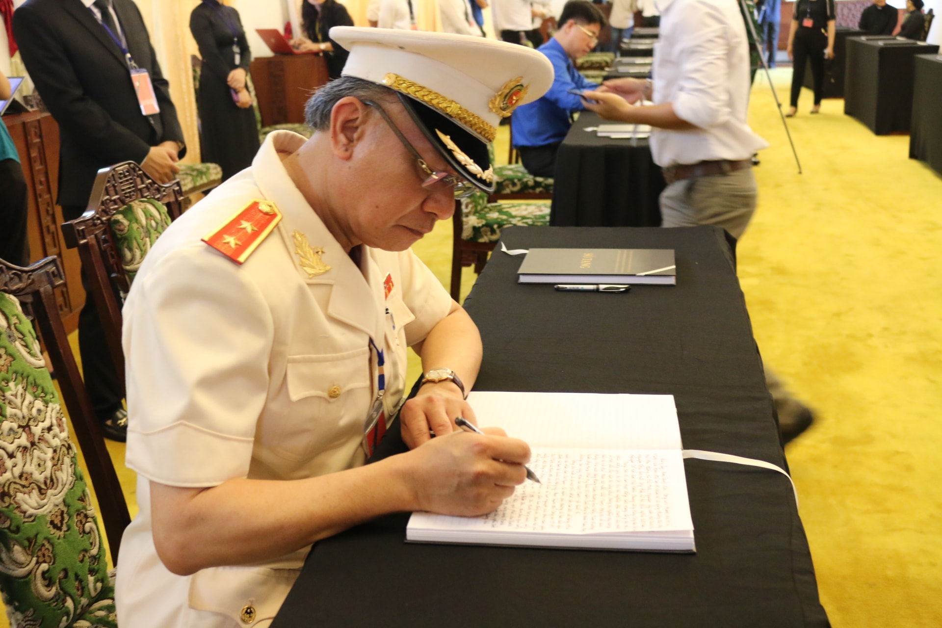 Trung tướng Lê Đông Phong, Giám đốc Công an TP.HCM ghi vào sổ tang