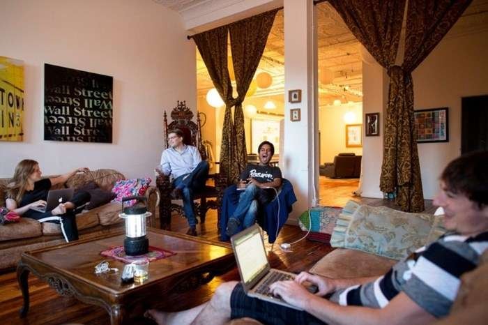 Co-living là mô hình sống hiện đại với những không gian chung được chia sẻ bởi nhóm người trẻ tuổi có cùng sở thích hay công việc giống nhau (Ảnh TL)