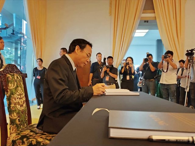 Chủ nhiệm Văn phòng Trung ương Đảng Nguyễn Văn Nên viết sổ tang.