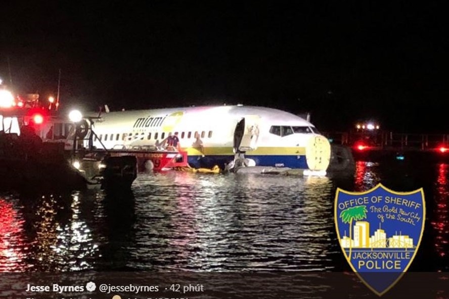 Máy bay trượt xuống sông ở Mỹ. Ảnh: Jacksonville Police.