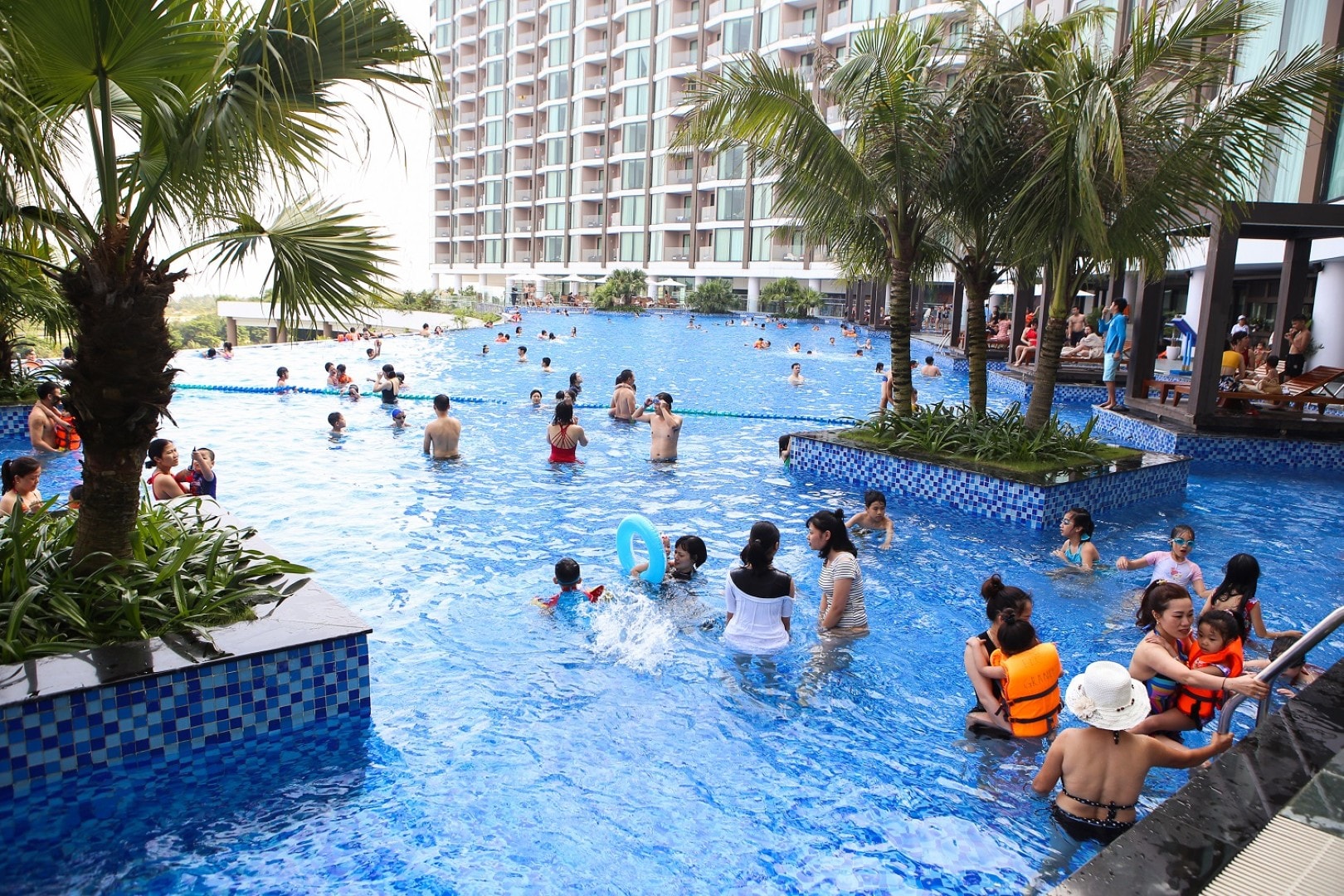 Là “resort có nhiều bể bơi nhất Việt Nam” và “resort có bể bơi nước mặn lớn nhất Việt Nam
