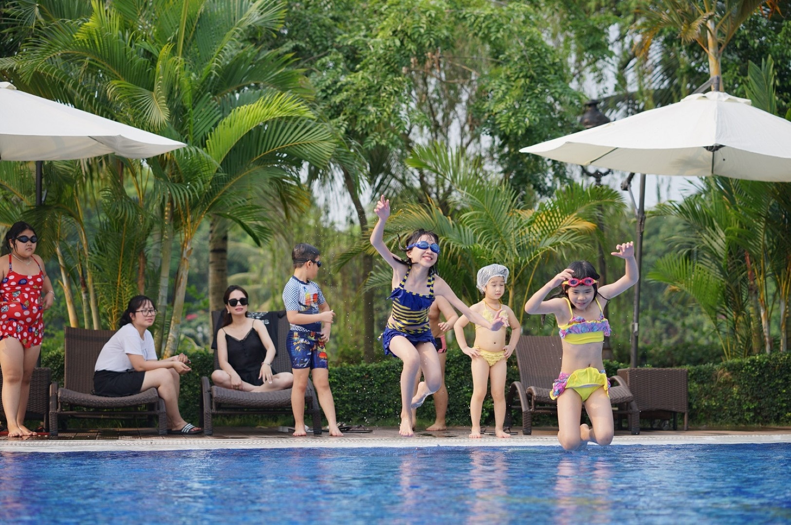 Hồ bơi xanh mát được các bạn nhỏ cực yêu thích