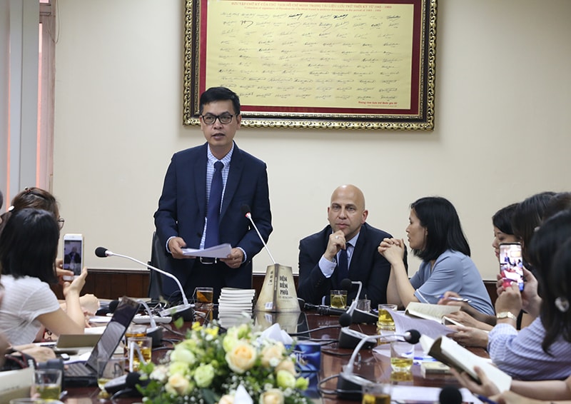 Ông Đặng Thanh Tùng - Cục trưởng Cục Văn thư và Lưu trữ nhà nước phát biểu tại buổi ra mắt cuốn sách. Ảnh: Nguồn Cục VTLTNN