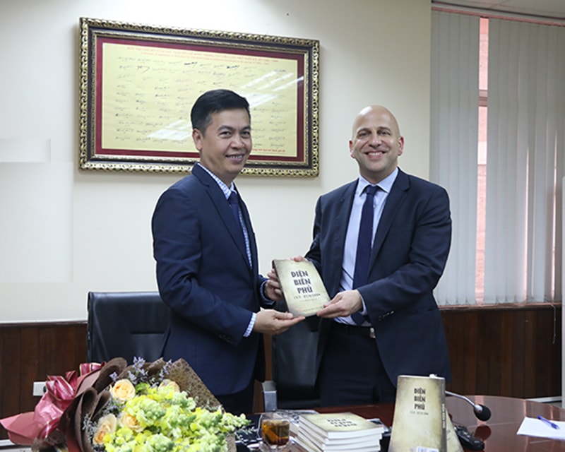 Ông Đặng Thanh Tùng - Cục trưởng Cục Văn thư và Lưu trữ nhà nước tặng cuốn sách đã được dịch và xuất bản cho tác giả Ivan Cadeau. Ảnh: Nguồn Cục VTLTNN