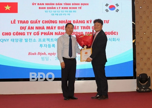 UBND tỉnh Bình Định đã trao Giấy chứng nhận đầu tư cho Cty QN (Hàn Quốc) xây dựng nhà máy điện mặt trời QNY tại KKT Nhơn Hội (Ảnh: baobinhdinh)