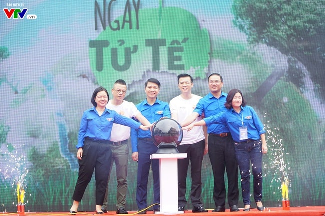 Lãnh đạo Trung ương Đoàn, Trung tâm Tin tức VTV24 và các đại biểu ấn nút truyền thông điệp của sự kiện