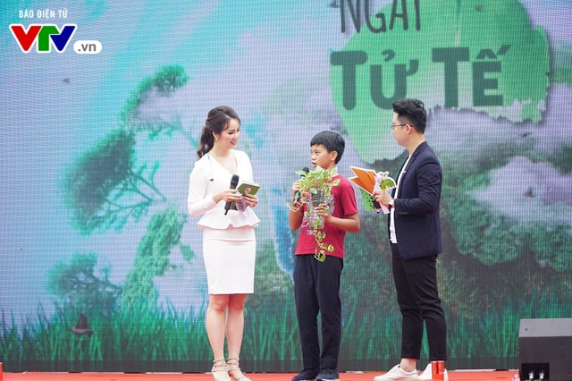 MC của chương trình giao lưu với một tình nguyện viên nhỏ tuổi tham gia bảo vệ môi trường. Ảnh: vtv.vn