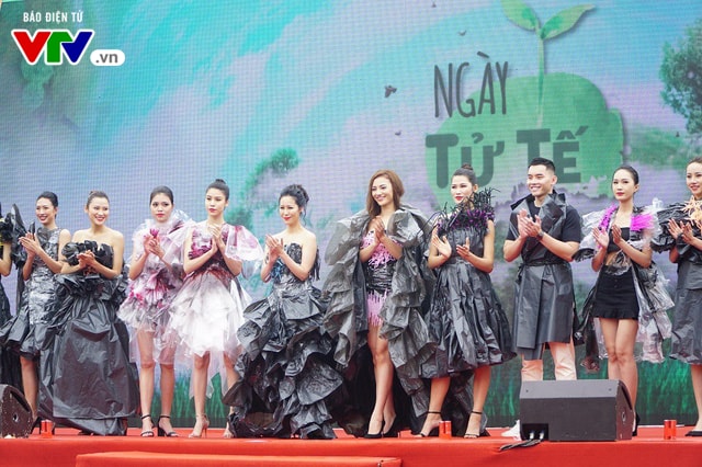 Show trình diễn thời trang tái chế của các hoa hậu, người mẫu. Ảnh: vtv.vn