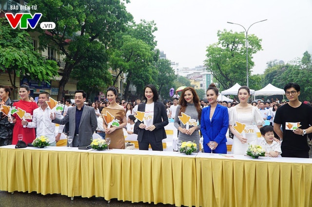 Các đại biểu là diễn viên nổi tiếng, người mẫu tham gia chương trình Ngày tử tế vì môi trường. Ảnh: vtv.vn
