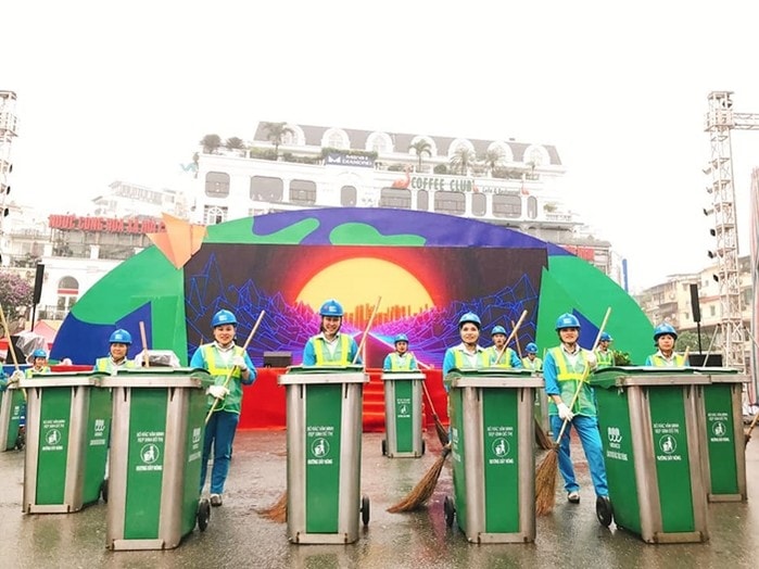 Các công nhân vệ sinh môi trường, Công ty Môi trường đô thị Hà Nội - Urenco tại chương trình. Ảnh: moitruongdothi
