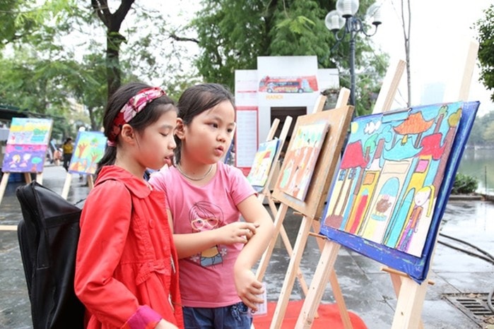 Các em nhỏ tham gia thi vẽ tranh thiếu nhi