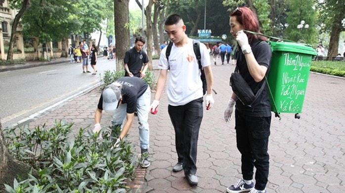 Các tình nguyện viên đã chia nhau thành các ngả để tham gia hoạt động nhặt rác và lan tỏa những thông điệp bảo vệ môi trường. Ảnh: moitruongdothi