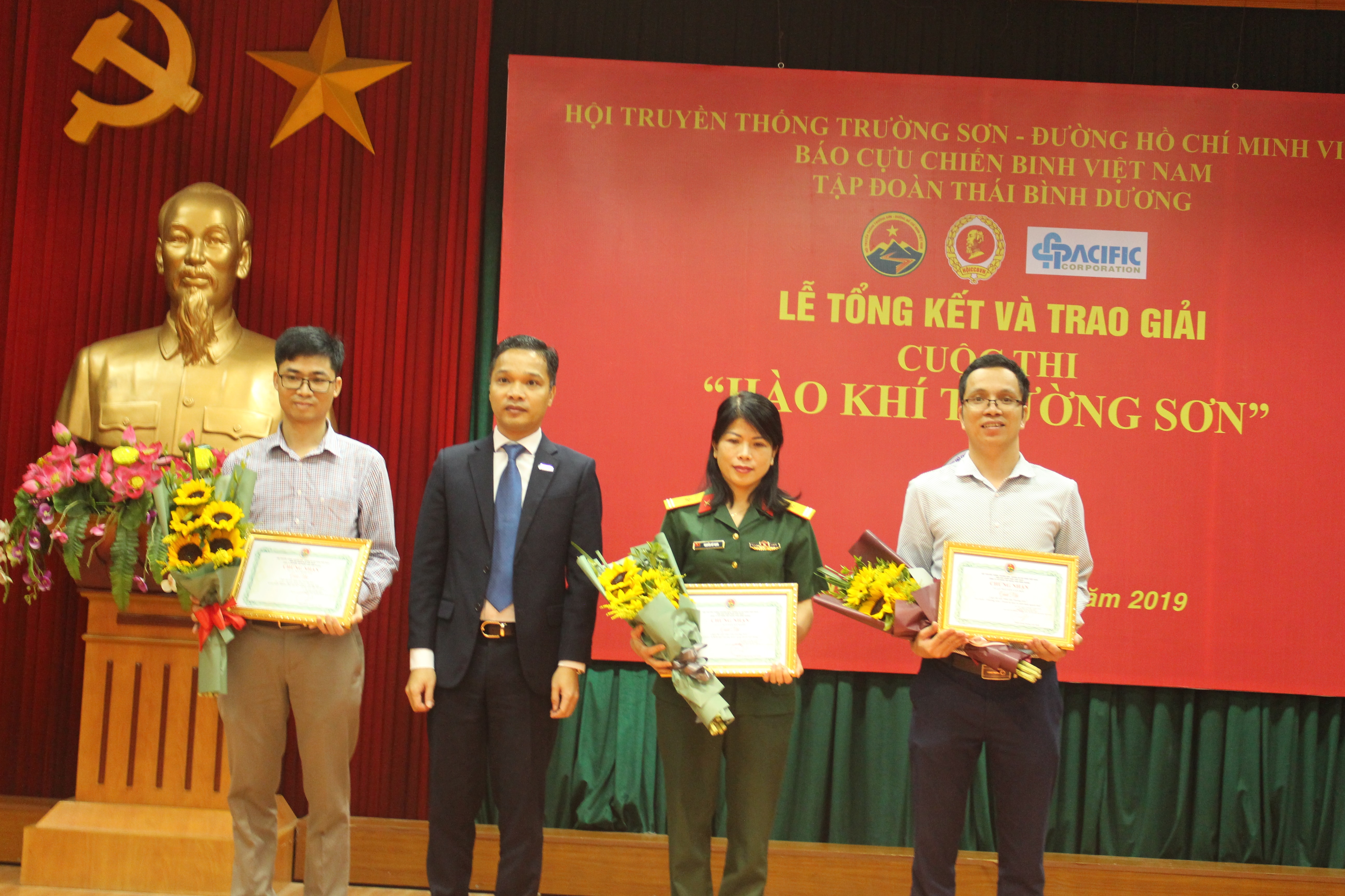 Nhà báo Nguyễn Văn Học (ngoài cùng bên phải) đoạt giải Nhì cuộc thi 9 (Ảnh: Thiên An)
