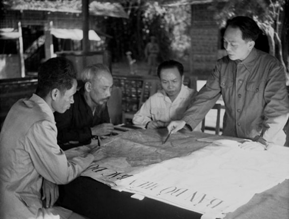 Đại tướng Võ Nguyên Giáp trình bày với Chủ tịch Hồ Chí Minh và các đồng chí lãnh đạo Đảng, Nhà nước bàn kế hoạch mở chiến dịch Điện Biên Phủ năm 1954.