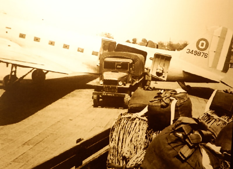 Máy bay C47 – Dacota chuyển hàng xây dựng tập đoàn cứ điểm Điện Biên Phủ 1954.