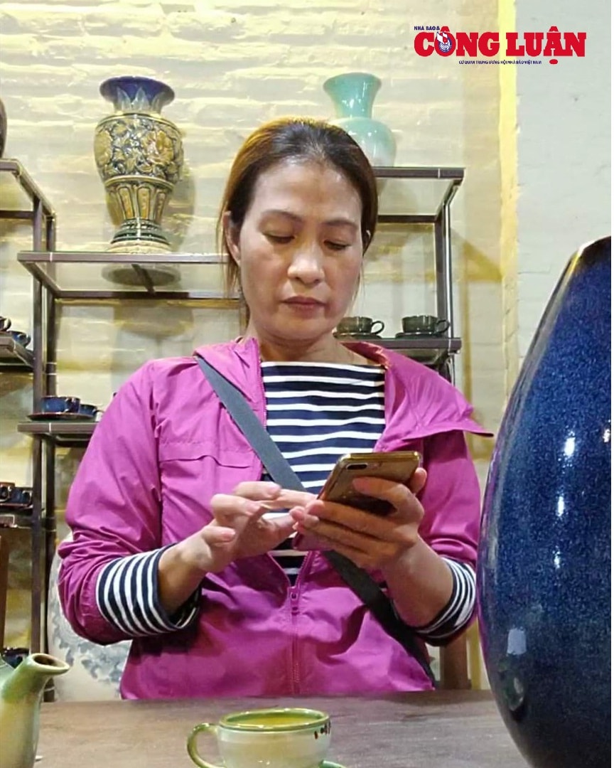 Bà Nguyễn Thị Toan trong buổi làm việc với phóng viên bấm máy gọi điện cho công an để 