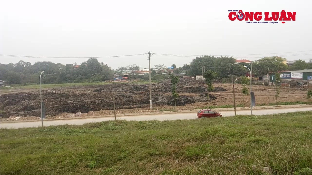 Khu vực dự án nhìn từ trên đê Bát Tràng được chủ đầu tư cho san lấp bằng nhiều khối đất thải, chất thải không rõ nguồn gốc.